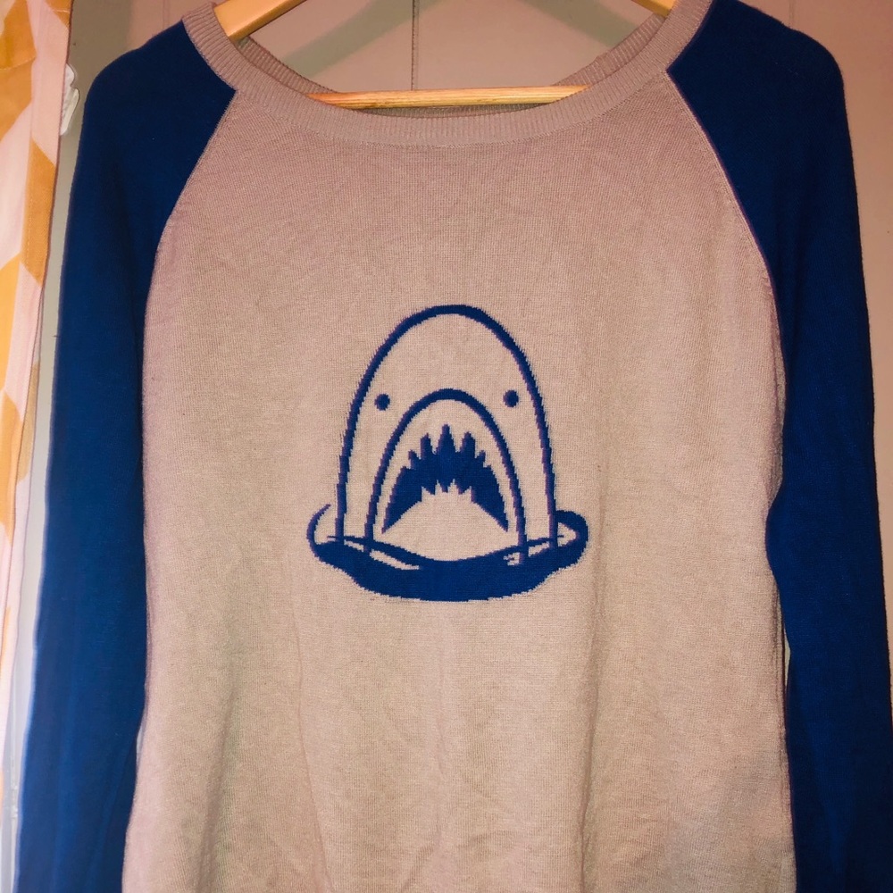 CUTE gray&blue shark sweater Rue21!💙 DONATING7/31